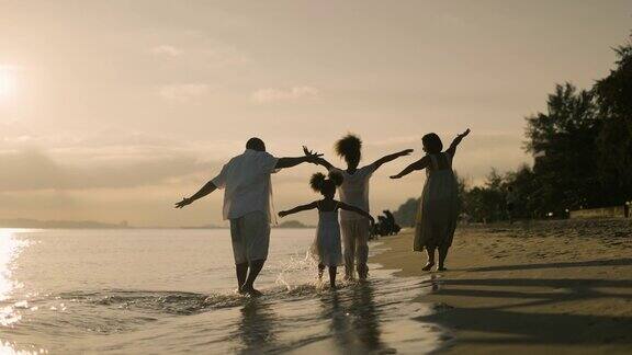 非洲家庭在海滩上玩