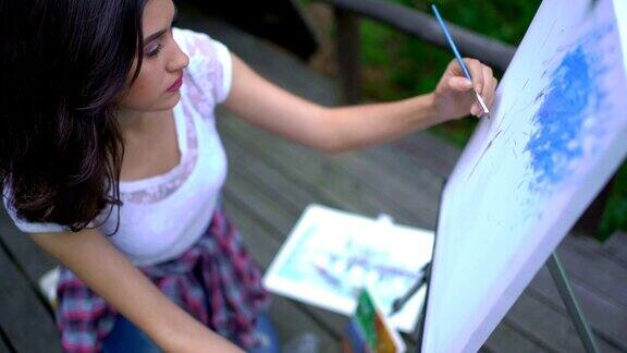 年轻女子画家绘画
