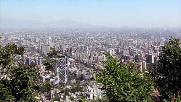 智利的圣地亚哥从圣克里斯托巴尔山的城市景观