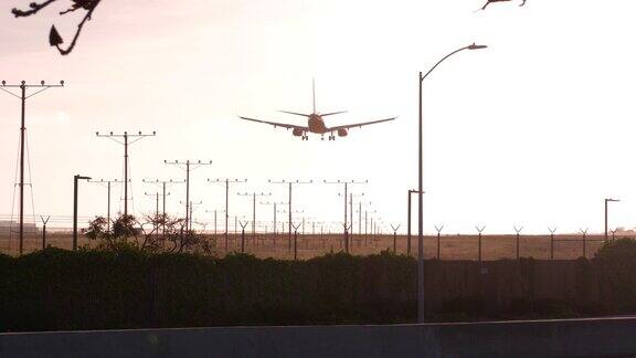 一架载有4k汽车的飞机在加州洛杉矶机场降落