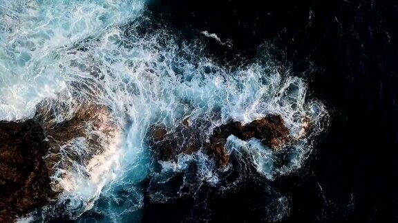 顶部鸟瞰图海浪溅在岩石背景特内里费加那利群岛西班牙