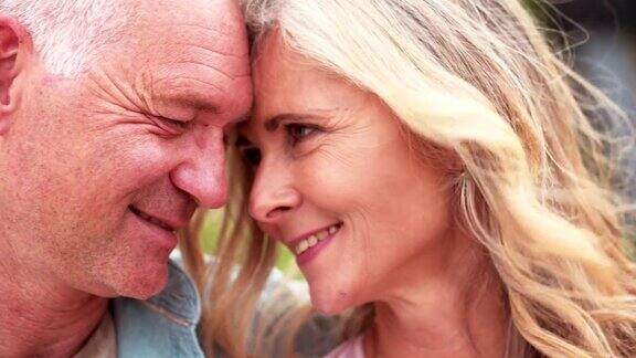 相爱的老夫妇微笑着互相看着对方的眼睛