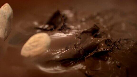 4K超级慢动作杏仁坚果加入液态巧克力