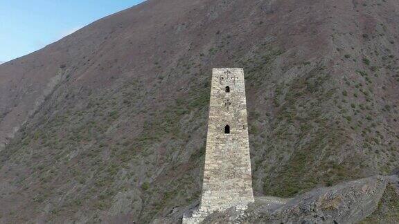 无人机在山顶的旧瞭望塔上逆时针飞行