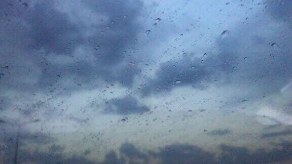 雨天开车时雨滴落在玻璃天花板上
