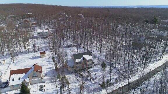 位于宾夕法尼亚州阿巴拉契亚的波科诺山区的一个乡村社区鸟瞰图在寒冷的阳光下下雪的冬日