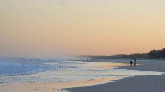 在日落时分的海滩上散步