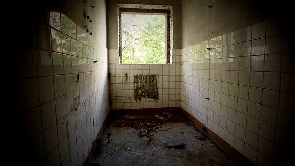 废弃房子里的废弃浴室