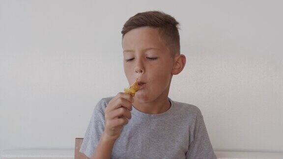 孩子吃快餐鸡块鸡翅和炸薯条特写
