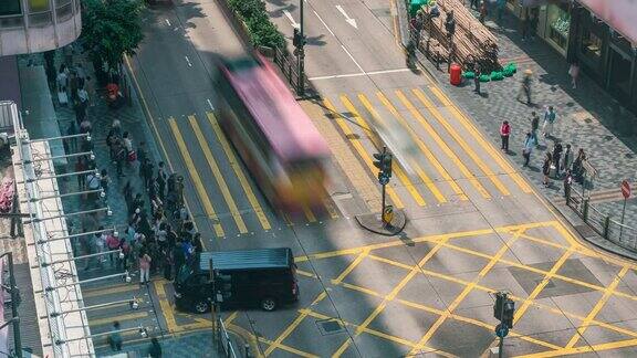 在中国香港尖沙咀区人们和出租车穿过一个非常繁忙的十字路口