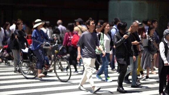 在日本大阪梅田人们正在走人行横道