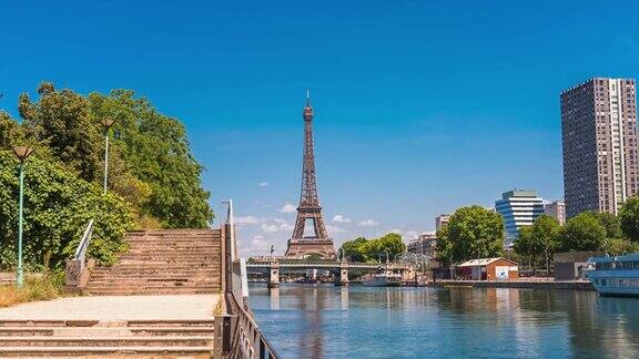 塞纳河上的埃菲尔铁塔和过往的飞艇动态模糊阳光明媚但阴天的夏天巴黎市著名的滨江湾塔观景桥时光全景