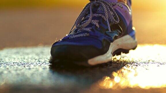 湿路上的跑鞋溅起水花