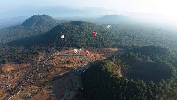 火山地质公园热气球鸟瞰图