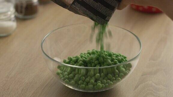 冷冻青豆倒在一个玻璃罐中烹饪高汤视频4k
