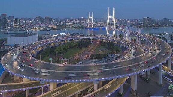 中国上海南浦大桥螺旋路交通时间的白天到晚上的4k视频