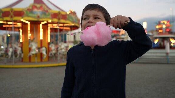 可爱的小男孩在游乐场吃棉花糖