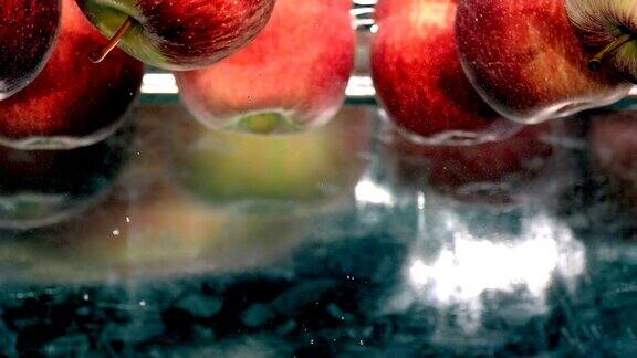 红苹果在水里浮动