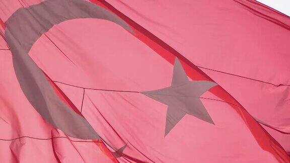 特写红色土耳其国旗与白色新月和星