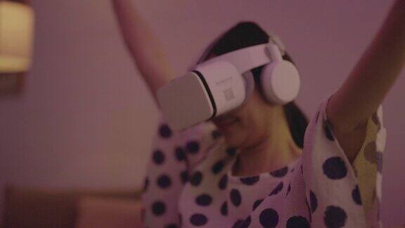 年轻女子戴着VR头盔玩游戏在虚拟现实世界中享受乐趣