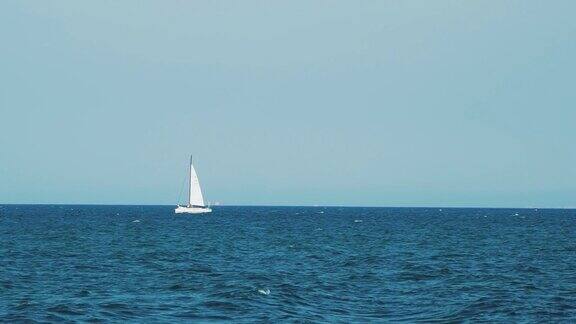 游艇在晴朗的日子航行在公海上