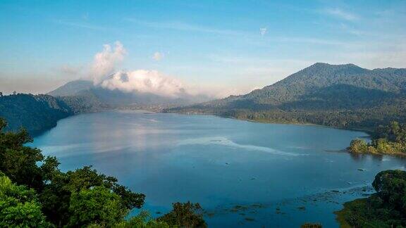 湖面的景色很美从山上看湖和山景布颜湖巴厘岛间隔拍摄自顶向下
