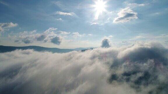 喀尔巴阡山脉上美丽的云彩