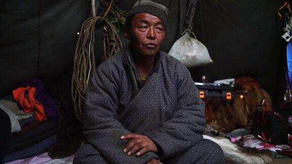戴着帐篷的蒙古人的肖像
