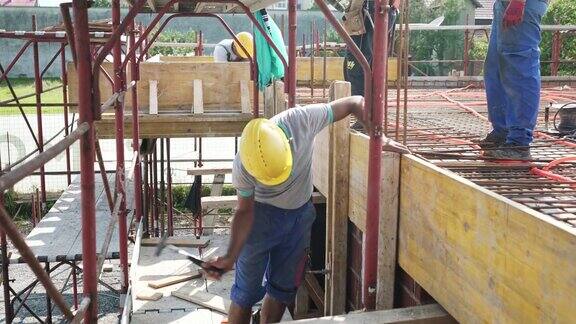 建筑工人用锤子把木板钉在一起