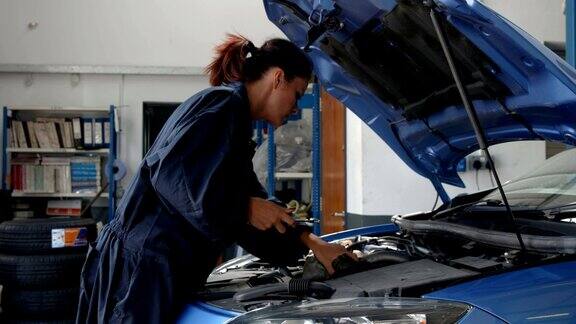 女机械师正在修理发动机