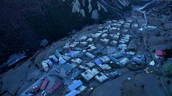 从空中俯瞰康沙尔村的房屋屋顶直达区提里科大本营小道喜马拉雅山脉喜马拉雅旅游和徒步旅行