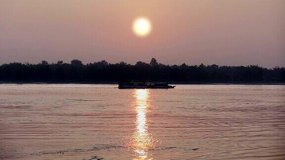日出时小渡船在河上