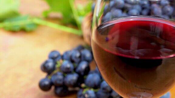 近距离的葡萄酒杯上的背景是深紫色的葡萄