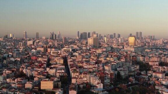 从上到下的空中俯瞰伊斯坦布尔的城市街道和房屋土耳其的4K镜头