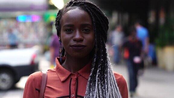《街头非洲妇女的肖像》