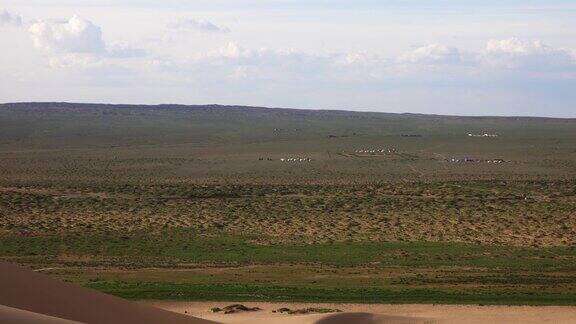 蒙古蒙古包在戈壁沙丘附近宿营