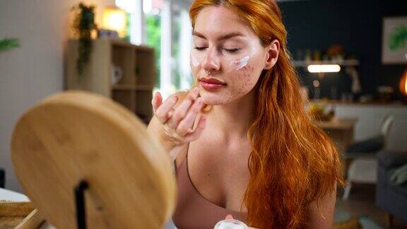 脸上有白癜风和痤疮的女人正在家里做皮肤护理