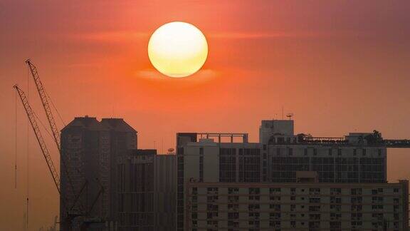 夕阳下的城市景观与彩色的天空