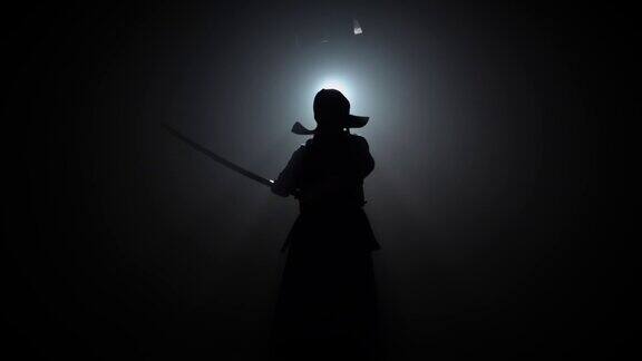 剪影剑道教练正在用武士刀练习武术慢动作