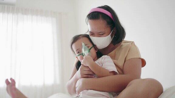 母亲用吸入器照顾女儿喷雾器治疗