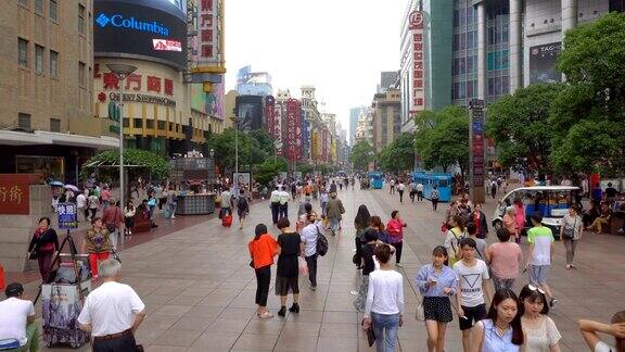 上海市区南京路步行街白天