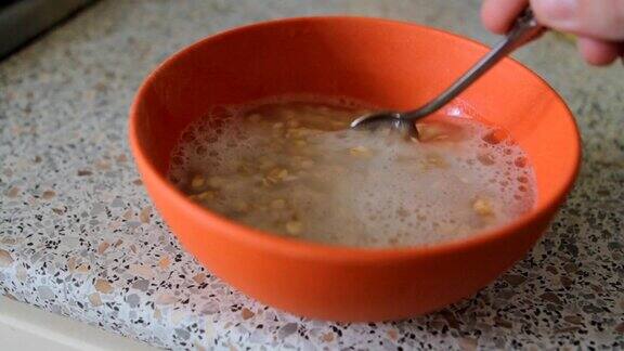 将燕麦片放入碗中倒入水并搅拌
