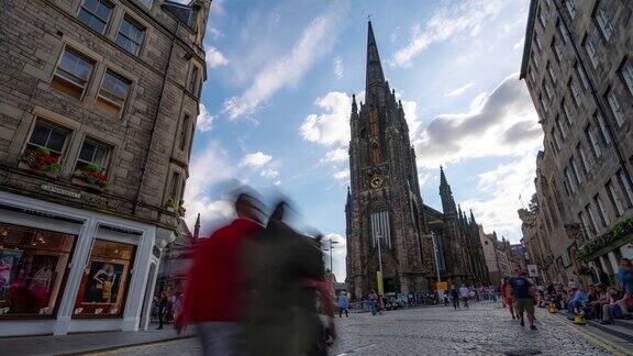 时光流逝:英国苏格兰爱丁堡老城皇家英里上挤满了行人