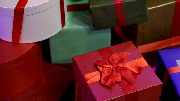 圣诞树下放着五颜六色的盒子里面装着礼物节日包装的圣诞礼物特写镜头