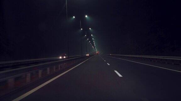 汽车在黑暗中沿着公路快速行驶