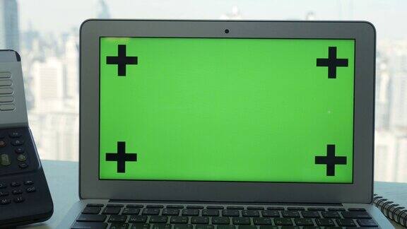 带商务办公背景的笔记本绿屏色度键