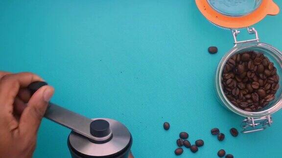 俯视图人的手磨咖啡豆在厨房