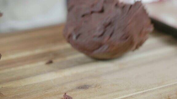 准备烘焙巧克力饼干用的饼干面团