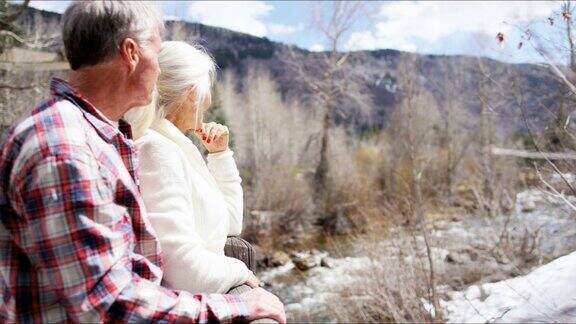 退休白人老年夫妇享受户外健康的生活方式