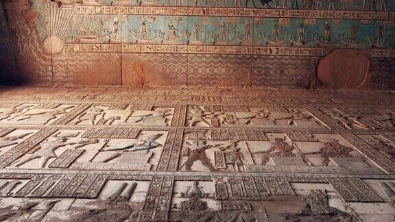丹德拉神庙或哈索尔神庙美丽的内部埃及丹德拉肯城附近的古埃及神庙